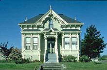 маленький домик с ажурными резными декоративными элементами